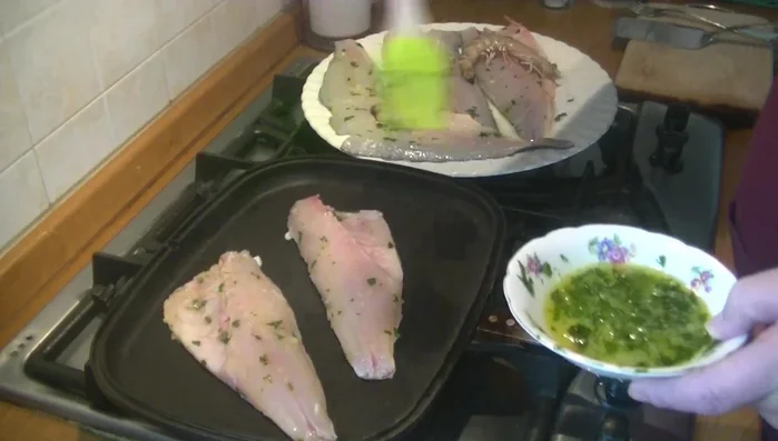 Marinare il branzino con l'emulsione per 2-3 minuti per lato, evitando di marinare prima la parte della polpa per evitare che si scuocia.