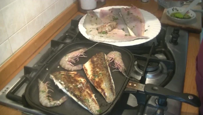 Aggiungere i gamberi e le mazzancolle alla marinatura.