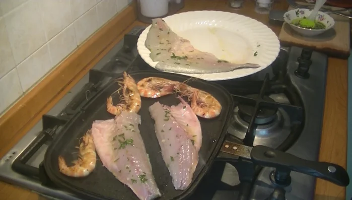 Cuocere il branzino sulla griglia calda per circa 2 minuti per lato, fino a quando la pelle non assume un colore caratteristico.
