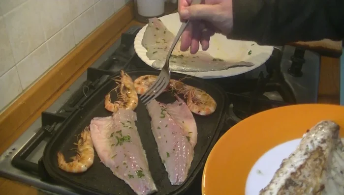 Cuocere i gamberi e le mazzancolle sulla griglia per circa 2 minuti per lato.
