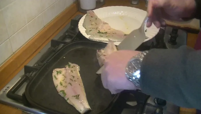Cuocere il secondo branzino, applicando l'emulsione anche su questo.