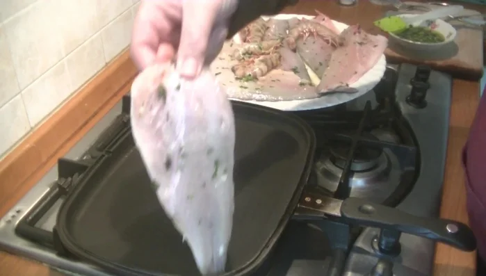 Tagliare il branzino a pezzi.