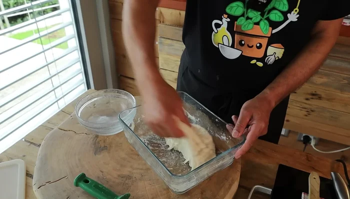 Ripiegare l'impasto un paio di volte, fino ad ottenere un composto più liscio ed elastico. Formare una palla, coprire e lasciare lievitare per circa un'ora (o fino al raddoppio).