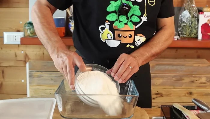 Aggiungere lo zucchero (opzionale), il sale e l'olio. Impastare fino ad ottenere un composto omogeneo. Se necessario, aggiungere altra acqua o farina fino a raggiungere la consistenza desiderata (leggermente appiccicoso).