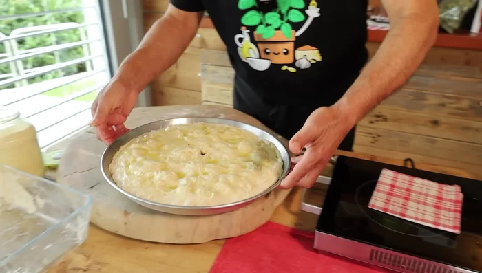 Coprire le pizze e lasciar lievitare per altri 30 minuti.