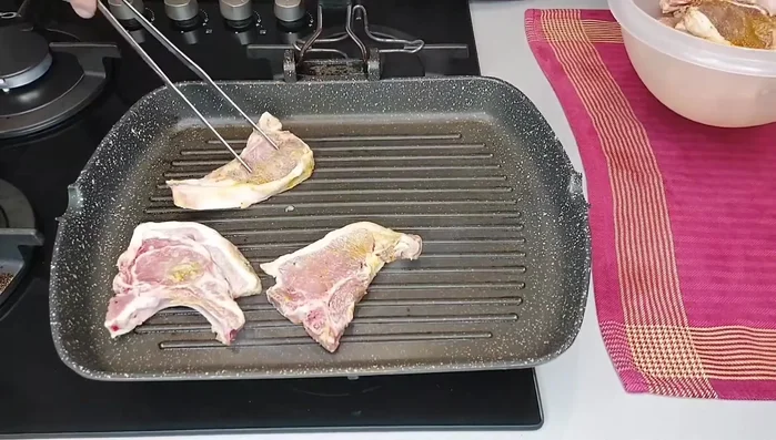 Cuocere le costolette sulla griglia calda per circa 2 minuti per lato. Per ottenere delle belle grigliature, girarle di un quarto di giro ogni minuto.