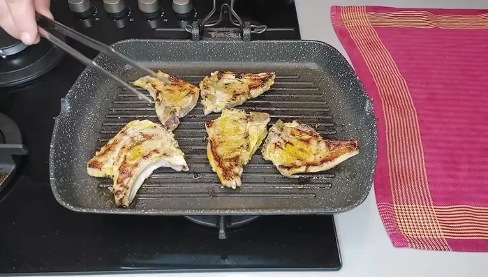 Continuare la cottura fino a quando le costolette saranno ben cotte e leggermente dorate (circa 2-3 minuti totali per lato).