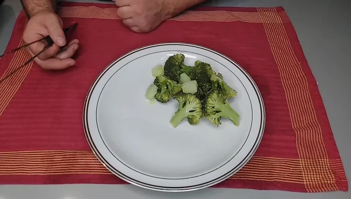 Servire le costolette d'agnello calde, accompagnate da broccoli cotti a vapore o da un contorno a piacere.