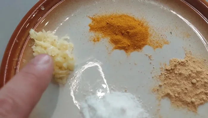 Preparare il condimento: in un recipiente, mescolare sale, aglio tritato, curcuma, zenzero, pepe, un goccio d'olio e il succo di lime.