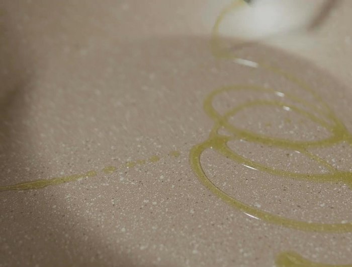 Lessare le ortiche e il tarassaco in acqua bollente salata per circa 5 minuti, o fino a quando saranno tenere.