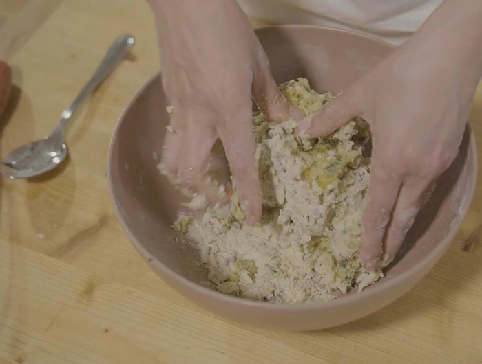 Mescolare bene per amalgamare la pasta al condimento.