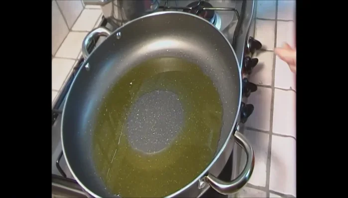 In una padella, far rosolare la cipolla nell'olio extravergine di oliva.