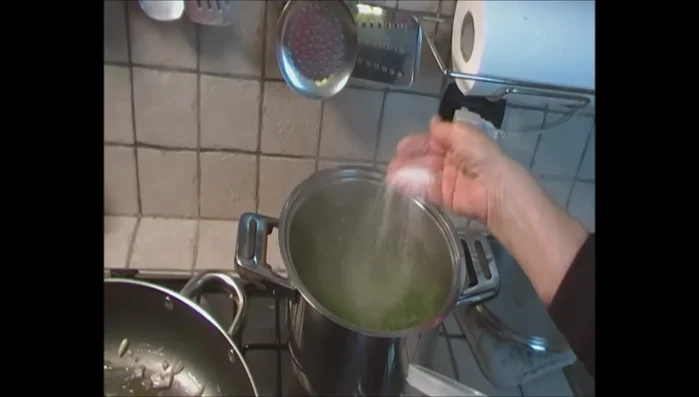 In una pentola, portare ad ebollizione l'acqua per la pasta con sale e metà dello zafferano.