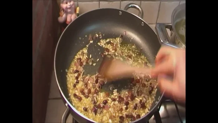 Aggiungere le alici nella padella e farle rosolare.