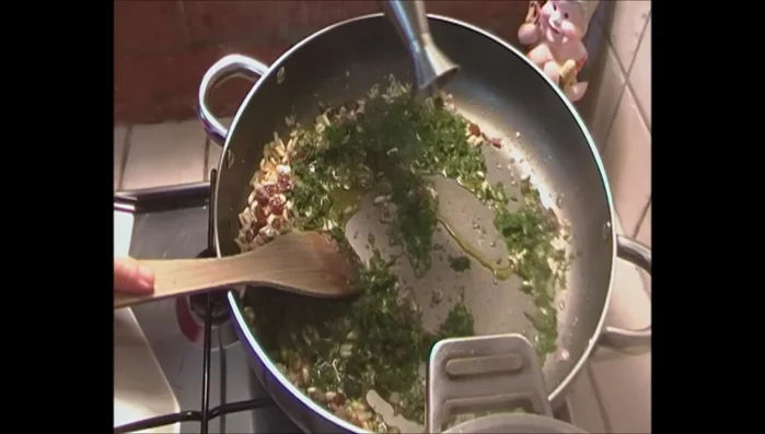 Unire il finocchietto tritato alla padella.