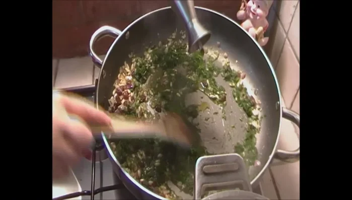 Aggiungere le sarde nella padella.