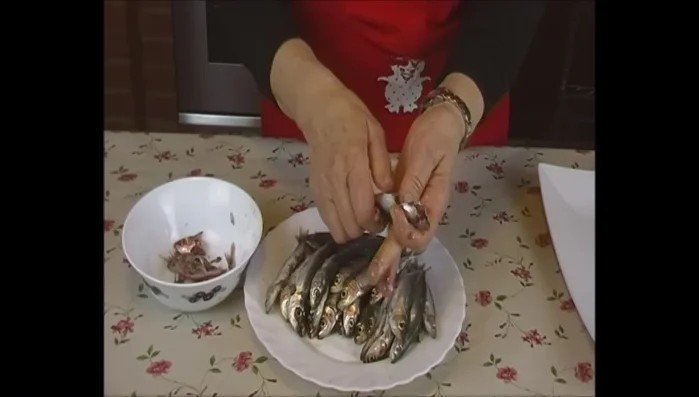 Pulire le alici: togliere la testa, le interiora e la spina. Lavare le alici.