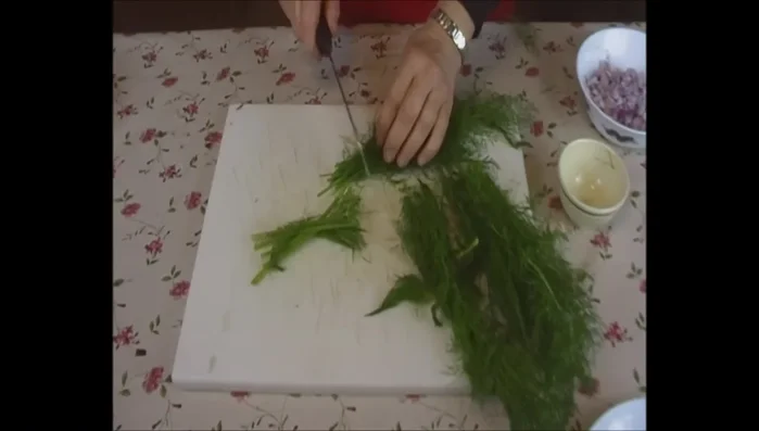 Tritare finemente il finocchietto selvatico e le alici.