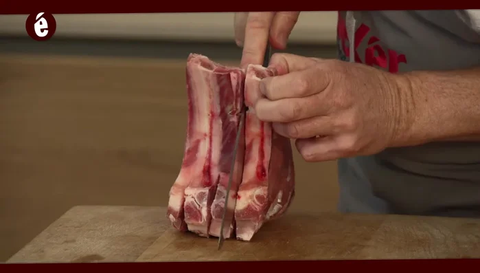 Incidere le braciole di vitello tra l'osso e la polpa per facilitarne la cottura e renderle più piatte (162.4)