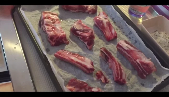 Togliere dal forno, salare le costine con il sale aromatizzato.