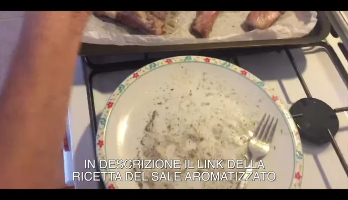 Spruzzare le costine con il vino bianco.