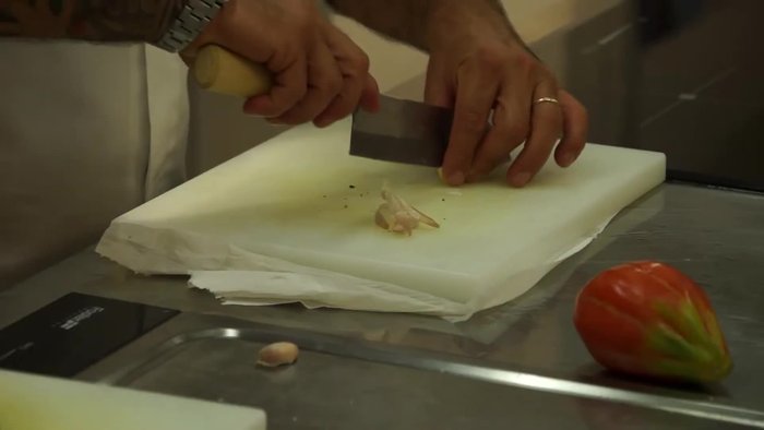 Avvolgere ogni petto di quaglia con una fetta di pancetta e una di pecorino.