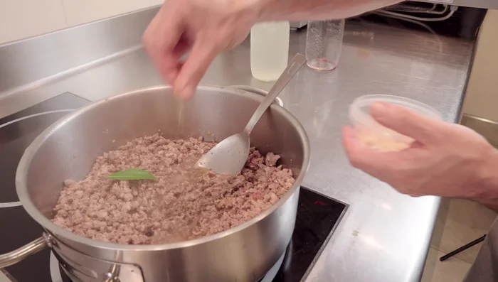Aggiungere la foglia d'alloro, le bacche di ginepro, l'aglio in polvere, sale e pepe (145.55)