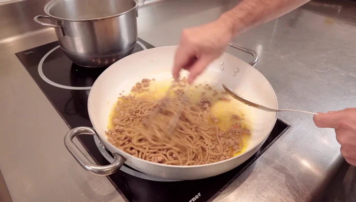Condire i bigoli con il ragù di anatra (202.329)