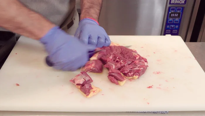 Macinare la carne di anatra e maiale con una piastra rossa al numero 6 (82.08)