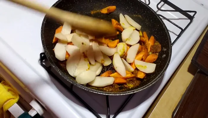 Aggiungere le carote e le patate (prima le carote perché impiegano più tempo a cuocere).