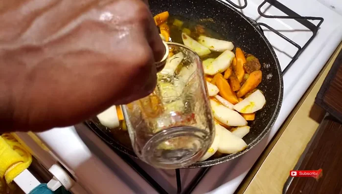 Aggiungere acqua, cuocendo lentamente le verdure.