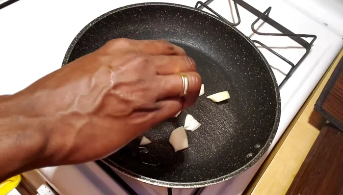 Aggiungere un po' d'olio nella pentola e poi le cipolle. Farle soffriggere.