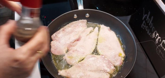 Cuocere il petto di pollo nella padella calda, salando e pepando a piacere.