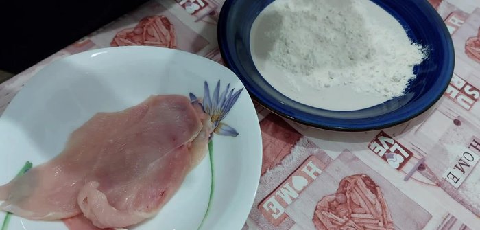 Passare il petto di pollo nella farina.