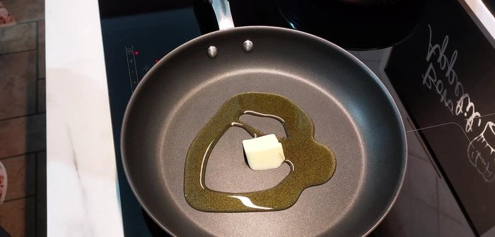 In una padella, scaldare olio e un pezzetto di burro.