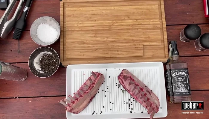 Preparare le costolette d'agnello: pulire la pleura.