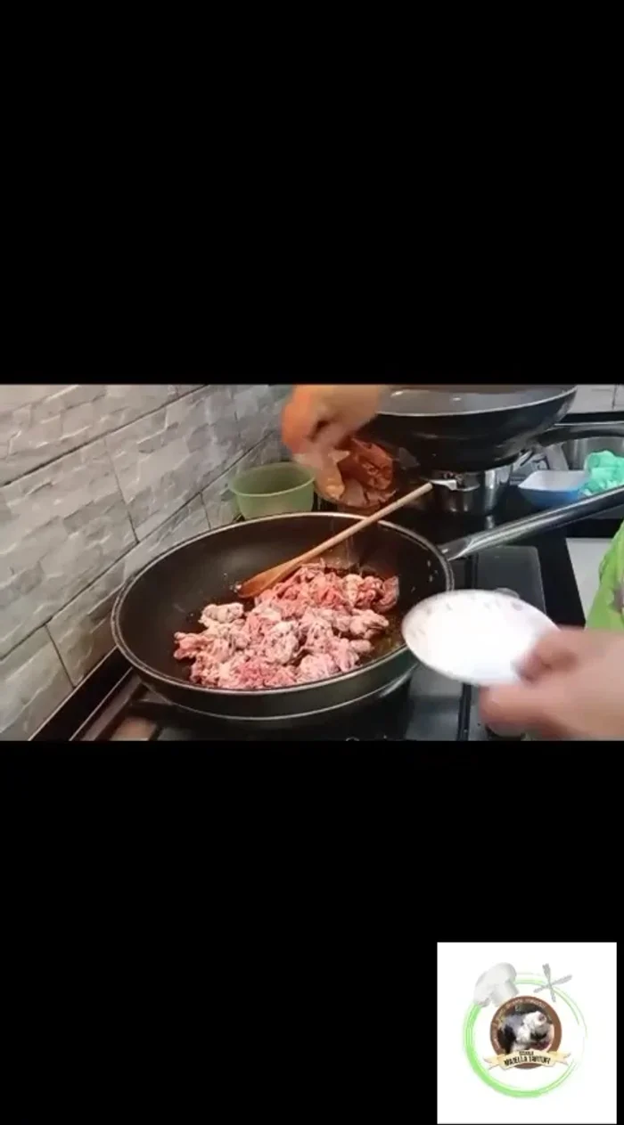 Salare la carne.