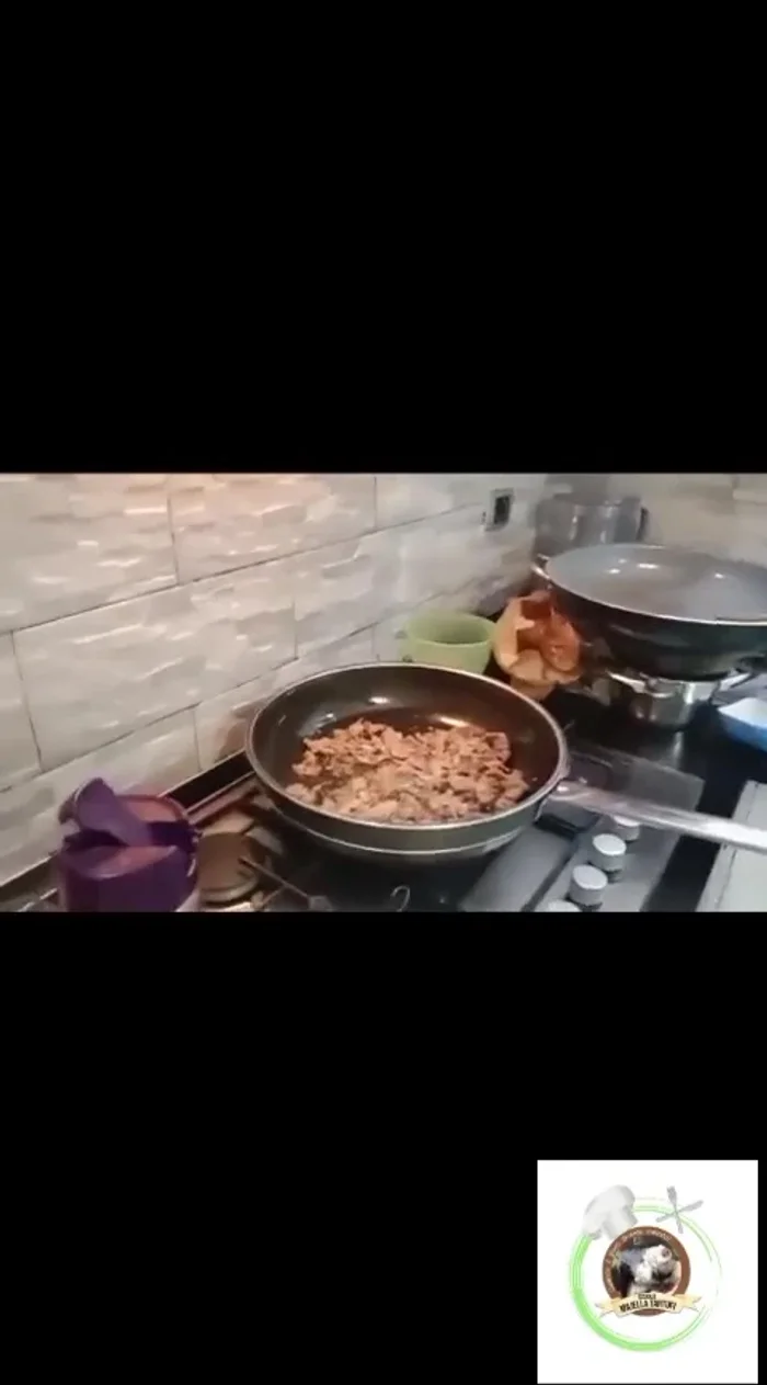 Sfumare con un bicchiere di vino bianco.