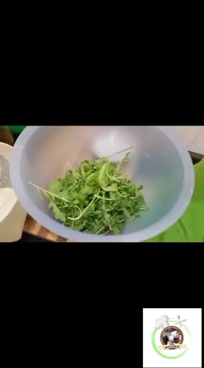 Aggiungere la rucola, un po' di pepe e sale.