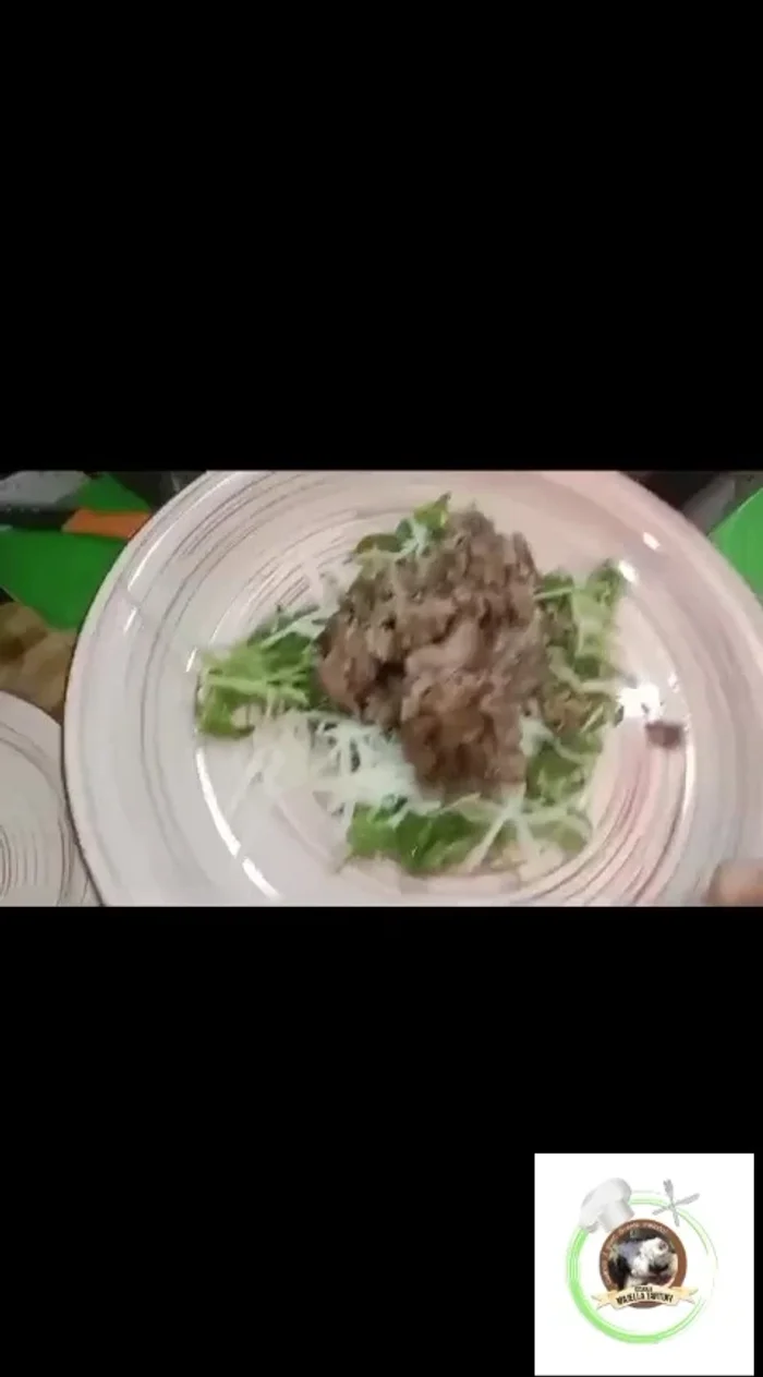 Impiattare: creare un nido di straccetti, aggiungere un po' di parmigiano e tartufo al centro.