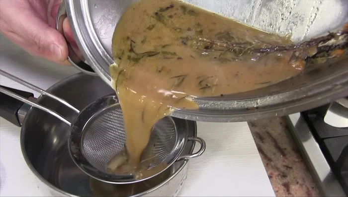 Filtrare il fondo di cottura, aggiungere yogurt greco (o panna) e brandy/cognac. Portare ad ebollizione, cuocere per 5-6 minuti, quindi addensare con la maizena.
