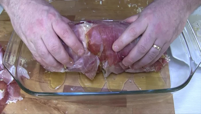 Mettere un filo d'olio in una pirofila, adagiare il magatello (senza pellicola), aggiungere le patate e il rosmarino. Infornare a 220° per 20 minuti.