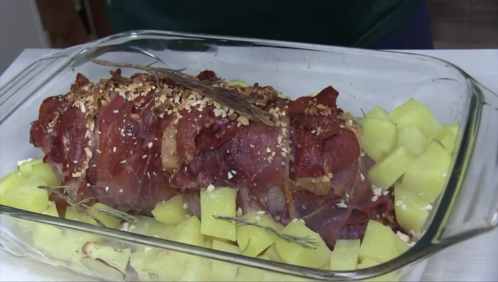 Togliere dal forno, far riposare la carne per 10 minuti prima di servire. Completare la cottura delle patate se necessario.