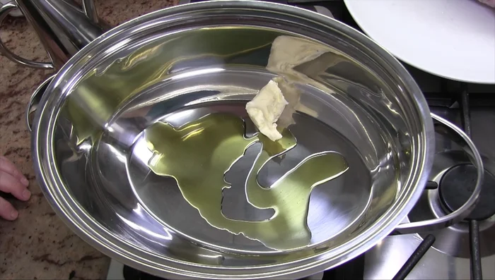 Preparare il soffritto: in una pentola con olio e burro, rosolare sedano, carota e scalogno a fuoco basso per circa 45 minuti. Aggiungere un rametto di rosmarino.