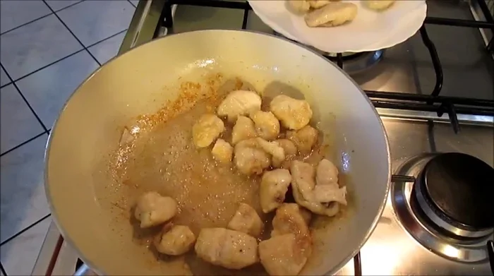 Scolare il pollo su carta assorbente. [110.53]