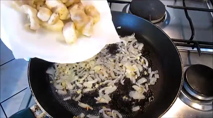 In una padella, soffriggere cipolla e aglio. [124.21]