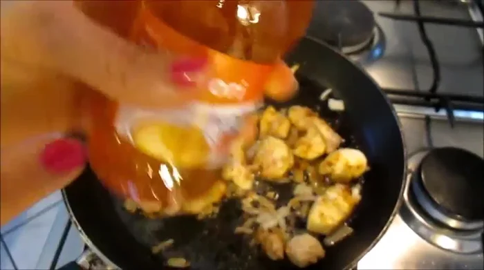 Aggiungere zucchero di canna e miele. [140.65]