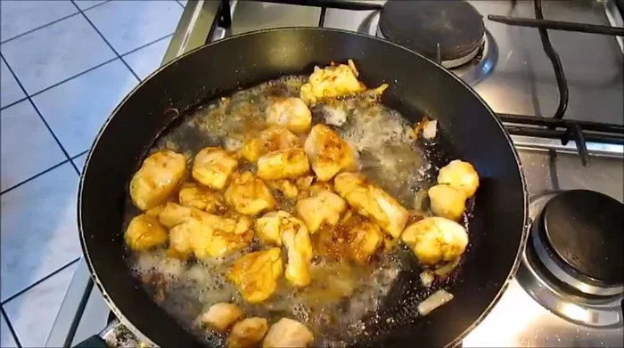 Aggiungere vino bianco e lasciare evaporare. [152.819]