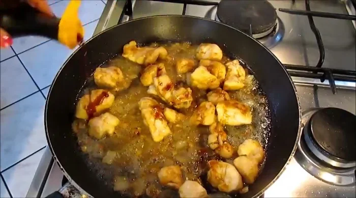 Aggiungere salsa di soia. [163.36]