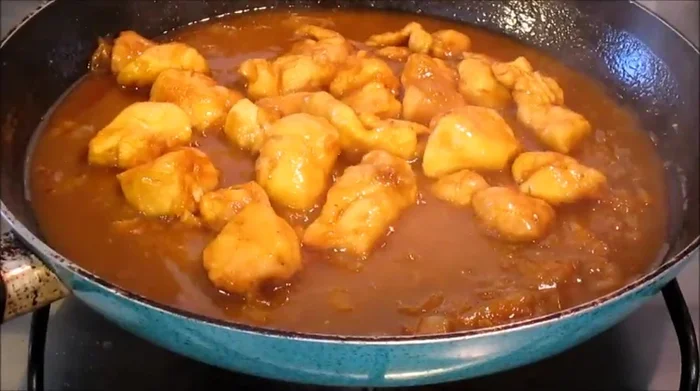 Cuocere il pollo nella salsa fino a quando non si addensa. [209.26]